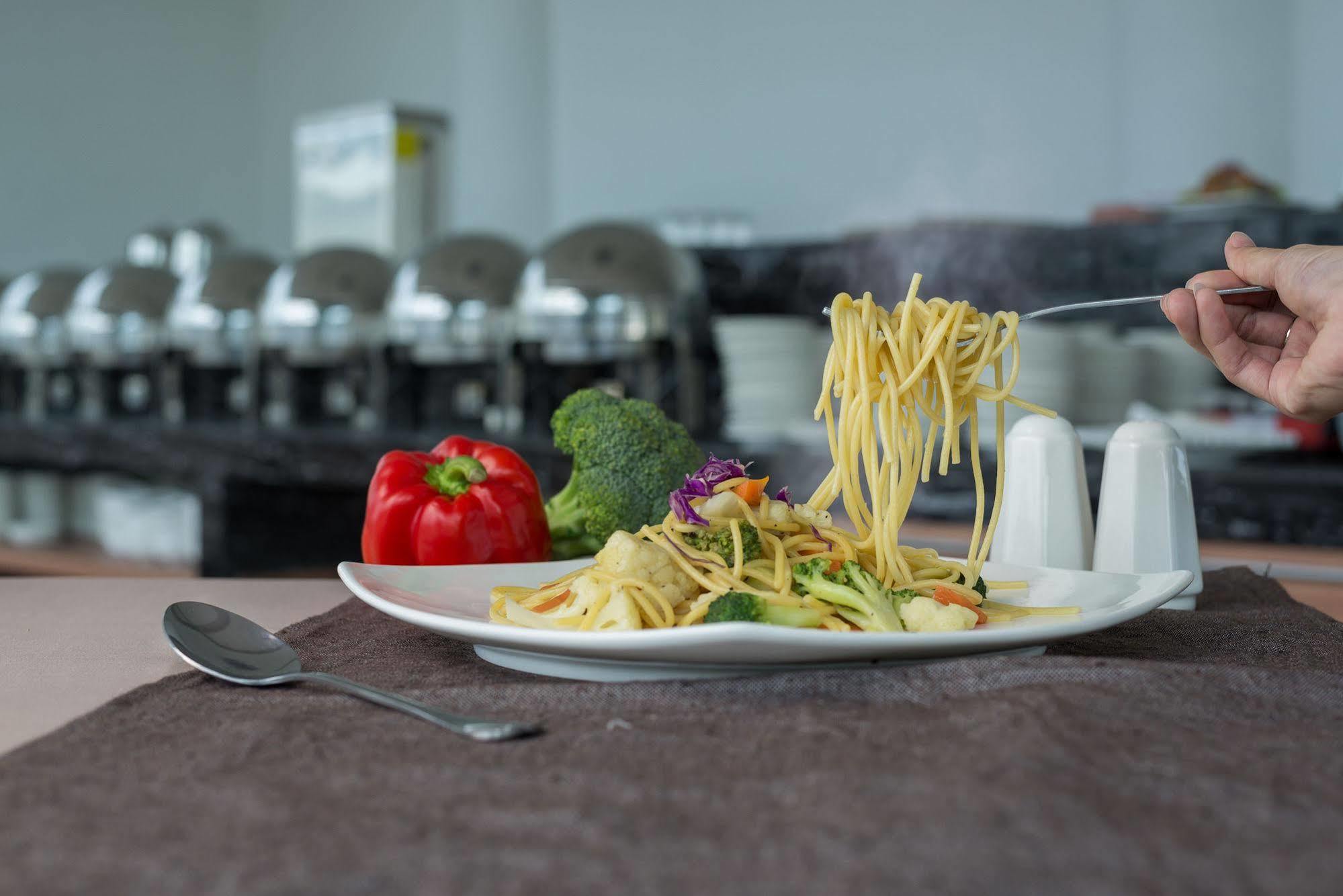 E-Red Hotel Melaka Экстерьер фото