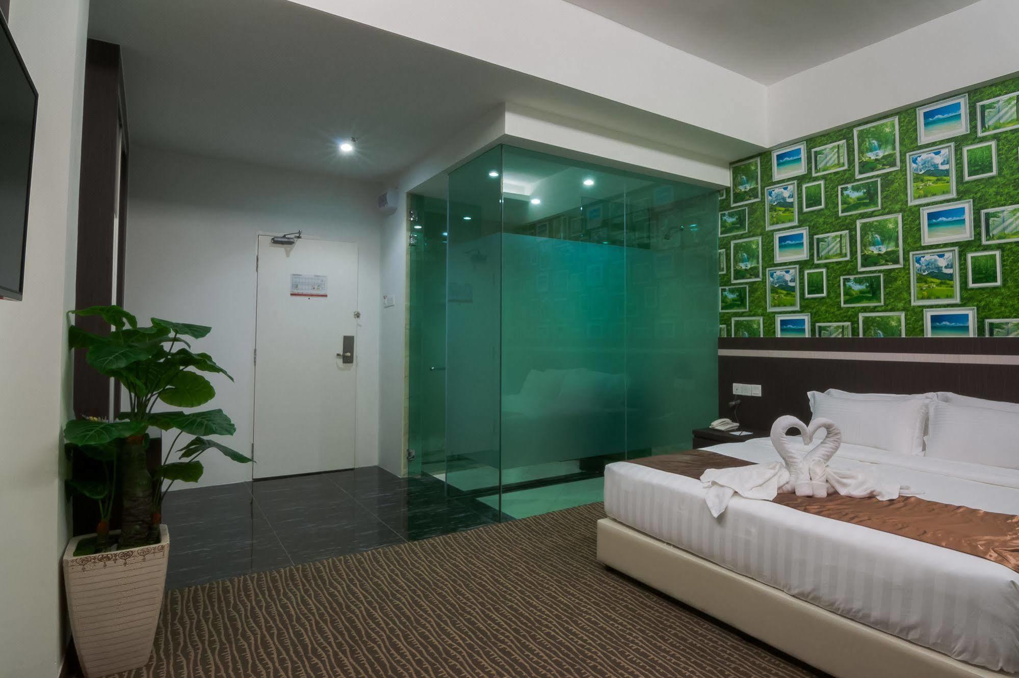 E-Red Hotel Melaka Экстерьер фото