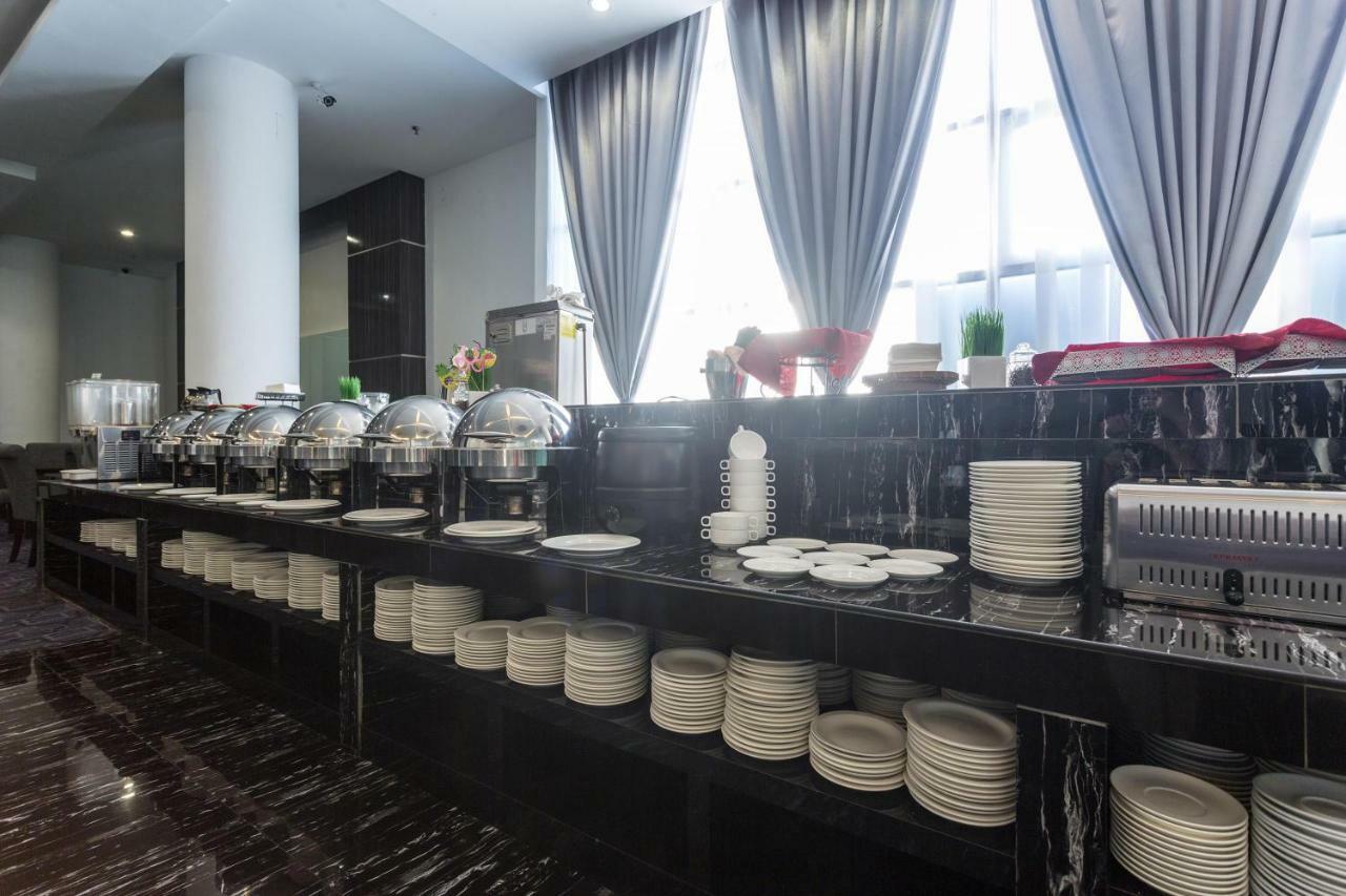 E-Red Hotel Melaka Экстерьер фото