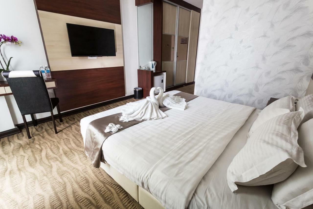 E-Red Hotel Melaka Экстерьер фото