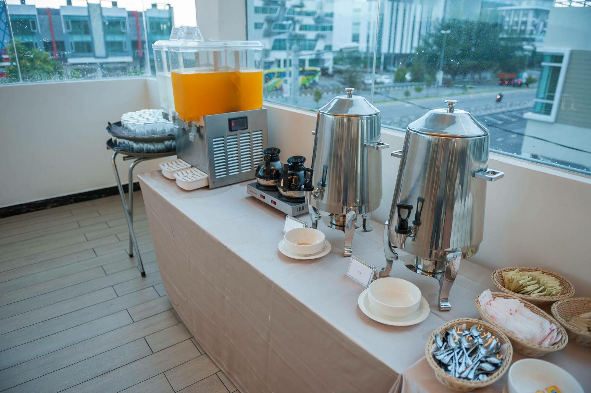 E-Red Hotel Melaka Экстерьер фото